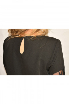 Блуза нарядная из ткани с ажурной отделкой и съемными брошками Needle 384/1 - фото 5