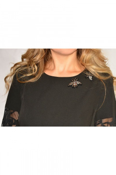 Блуза нарядная из ткани с ажурной отделкой и съемными брошками Needle 384/1 - фото 3