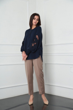 Блуза женская из лёгкой ткани с художественной вышивкой и классическими брюками SandyNa 130516 сине-коричневый - фото 4