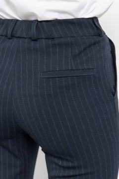 Классические зауженные брюки с ремешком и складками Domna 12104 темно-синий_полоска - фото 4