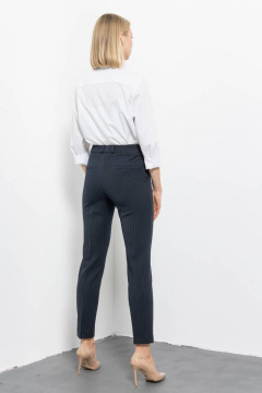 Классические зауженные брюки с ремешком и складками Domna 12104 темно-синий_полоска - фото 3