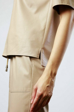 Бежевый блузон из экокожи с коротким рукавом и кокеткой Femme & Devur 70669 2.29F(170) - фото 4
