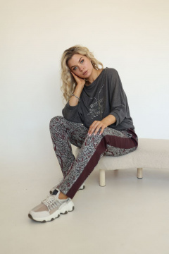 Серый свитшот с дизайнерской вышивкой для повседневного образа AMORI 6364 графит - фото 1