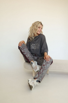 Серый свитшот с дизайнерской вышивкой для повседневного образа AMORI 6364 графит - фото 2