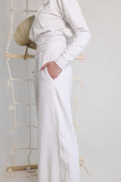 Трендовые широкие брюки из текстиля с карманами и лампасами AMORI 5165 молоко - фото 3