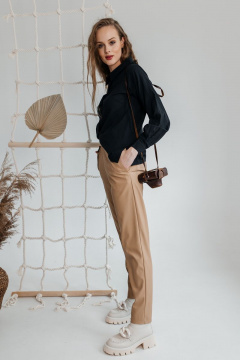 Трендовые брюки из эко-кожи с цепями и резинкой AMORI 5157 кофе - фото 1