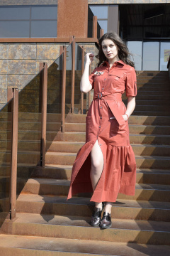 Длинное хлопковое платье с поясом и шевроном на лето AMORI 9398 - фото 1