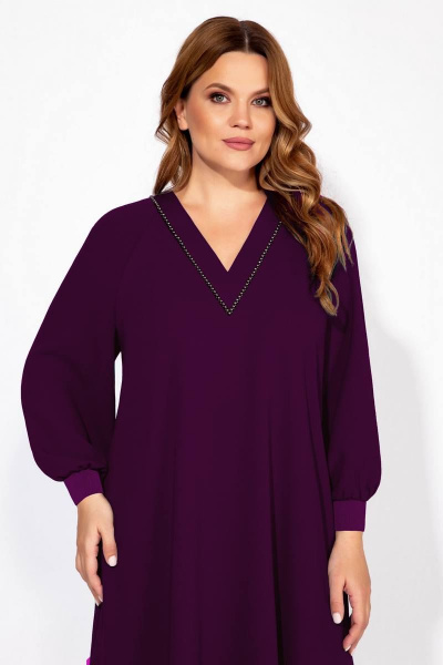 Платье нарядное из текстиля с втачными рукавами и декоративной тесьмой Olegran 3967 баклажан - фото 3