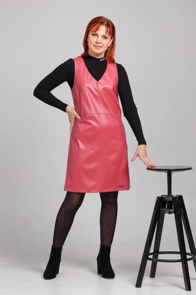 Экокожаный сарафан с застежкой-муфли и талевыми вытачками Соджи 510 розовый - фото 5