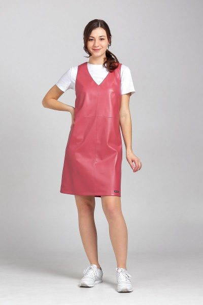 Экокожаный сарафан с застежкой-муфли и талевыми вытачками Соджи 510 розовый - фото 4