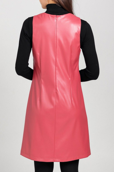 Экокожаный сарафан с застежкой-муфли и талевыми вытачками Соджи 510 розовый - фото 3