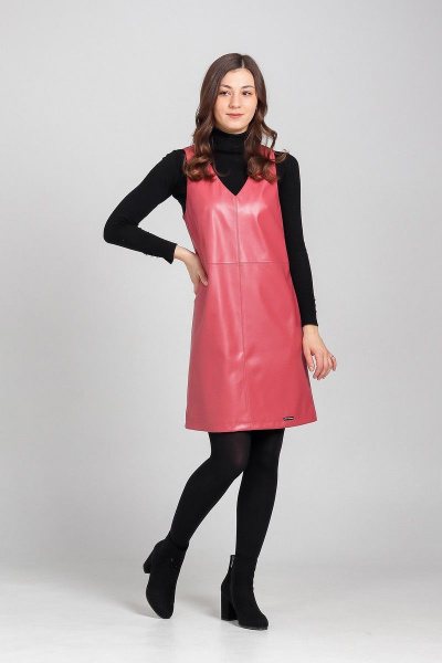 Экокожаный сарафан с застежкой-муфли и талевыми вытачками Соджи 510 розовый - фото 2