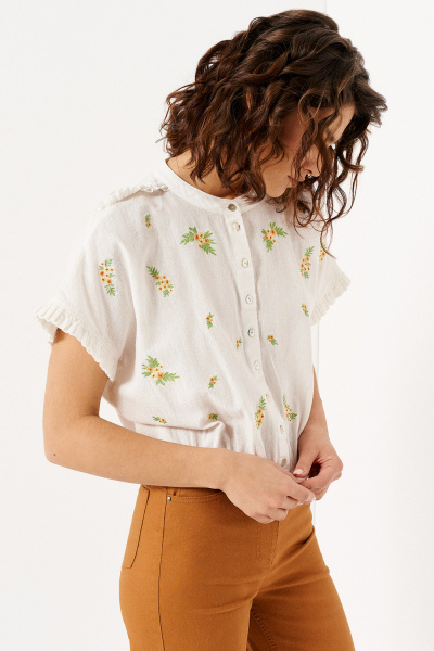 Белая укороченная блузка из хлопка с вышивкой и оборками Панда 131640w белый - фото 2