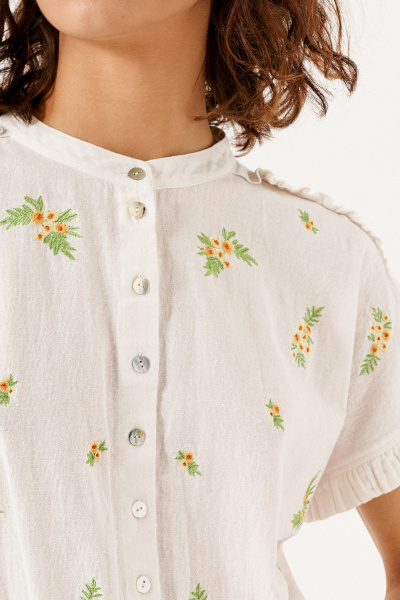 Белая укороченная блузка из хлопка с вышивкой и оборками Панда 131640w белый - фото 5