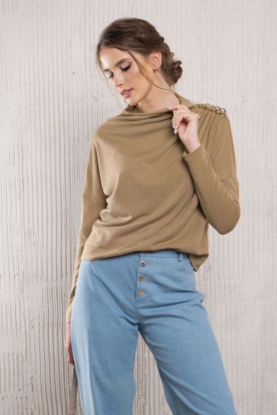 Бежевый трикотажный джемпер асимметричного кроя с воротником-стойкой Avanti С-116 - фото 4