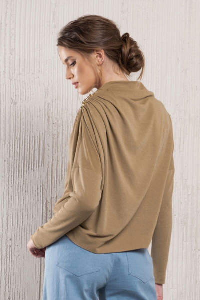 Бежевый трикотажный джемпер асимметричного кроя с воротником-стойкой Avanti С-116 - фото 3