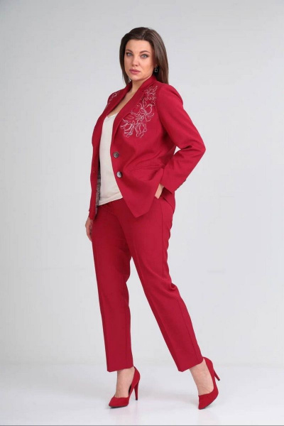 Костюм из красного текстиля: жакет и брюки с вышивкой Takka Plus 23-165 - фото 4