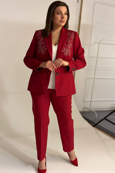 Костюм из красного текстиля: жакет и брюки с вышивкой Takka Plus 23-165 - фото 7