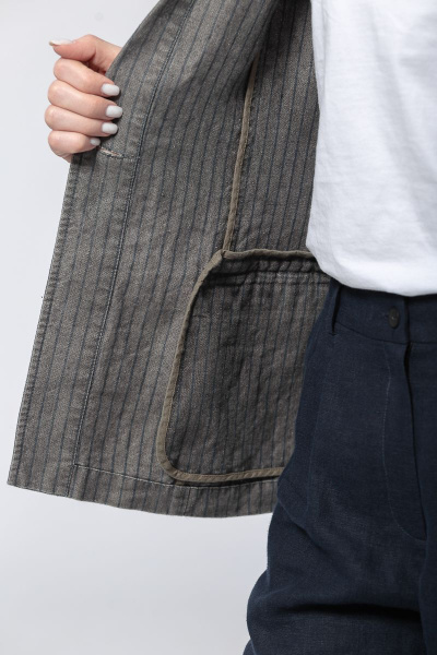 Демисезонный жакет из льна с прорезными карманами Individual design 19204 серый/синяя_полоска - фото 8