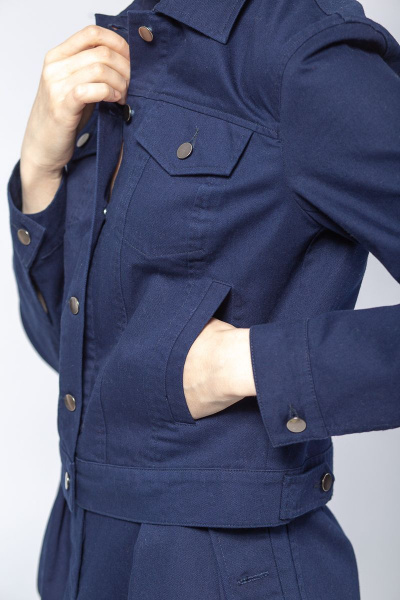 Демисезонная куртка из хлопка и текстиля с поясом Individual design 19229 темно-синий - фото 7