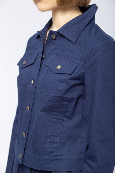 Демисезонная куртка из хлопка и текстиля с поясом Individual design 19229 темно-синий - фото 6