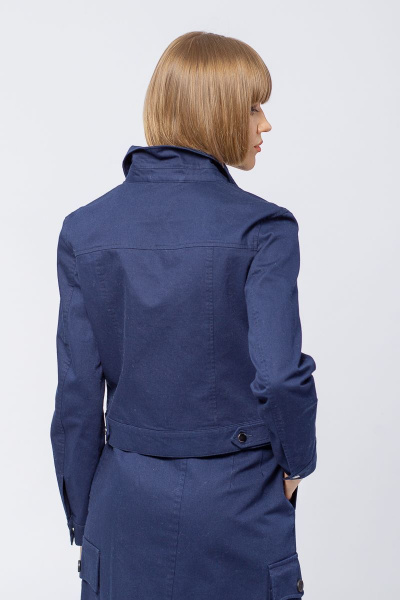 Демисезонная куртка из хлопка и текстиля с поясом Individual design 19229 темно-синий - фото 4