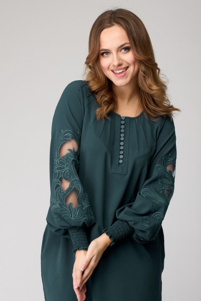 Платье прямого силуэта с вышивкой и фигурным низом SandyNa 130118 серо-зеленый - фото 8