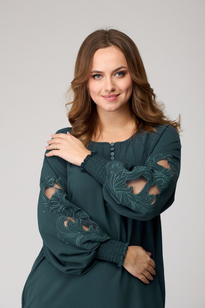 Платье прямого силуэта с вышивкой и фигурным низом SandyNa 130118 серо-зеленый - фото 7