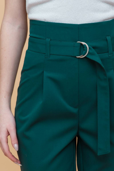 Брюки с высокой талией и декоративным поясом для идеальной посадки Domna 12077 зеленый - фото 4