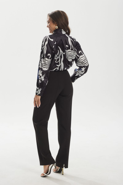 Блуза из атласа с декоративной стойкой и складками MALI 620-059 голубые_цветы - фото 10