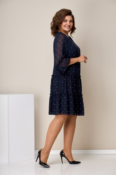 Платье шифоновое в горошек приталенное с воланами и пуговицей Moda Versal П2328 т.синий_горох - фото 3