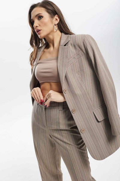 Коричневый костюм из текстиля с зауженными брюками и удлиненным жакетом Mislana С910 - фото 10