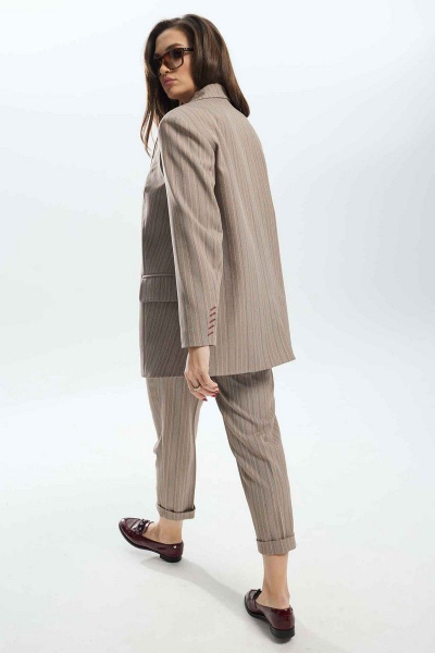 Коричневый костюм из текстиля с зауженными брюками и удлиненным жакетом Mislana С910 - фото 9