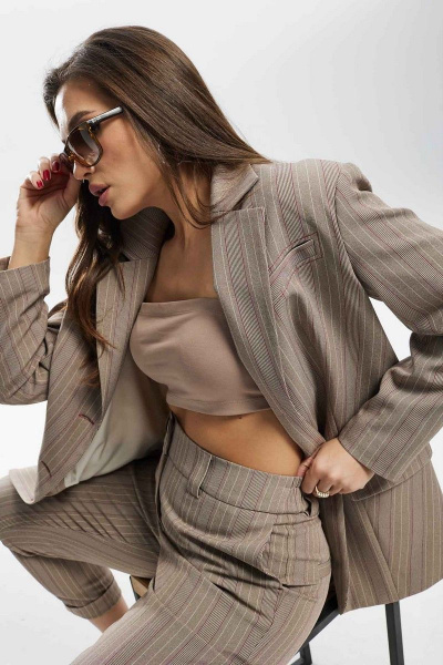Коричневый костюм из текстиля с зауженными брюками и удлиненным жакетом Mislana С910 - фото 8