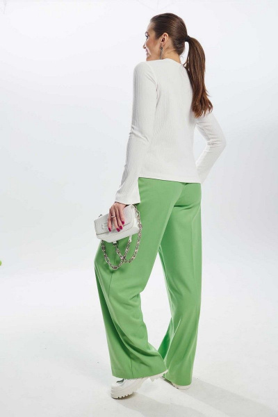 Белый трикотажный джемпер с разрезами и круглой горловиной Mislana С904 - фото 6