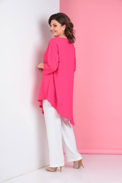 Летний комплект из свободной туники и прямых брюк LadisLine 1299 фуксия+белый - фото 6