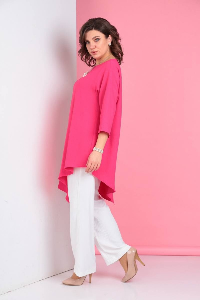 Летний комплект из свободной туники и прямых брюк LadisLine 1299 фуксия+белый - фото 5