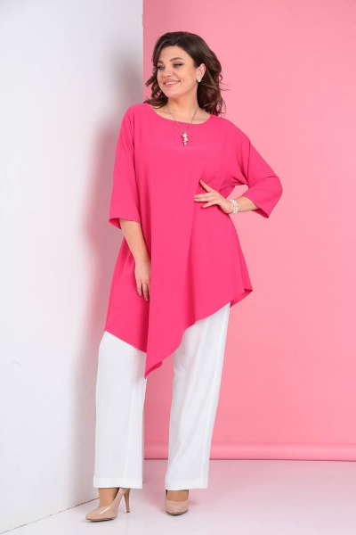 Летний комплект из свободной туники и прямых брюк LadisLine 1299 фуксия+белый - фото 2
