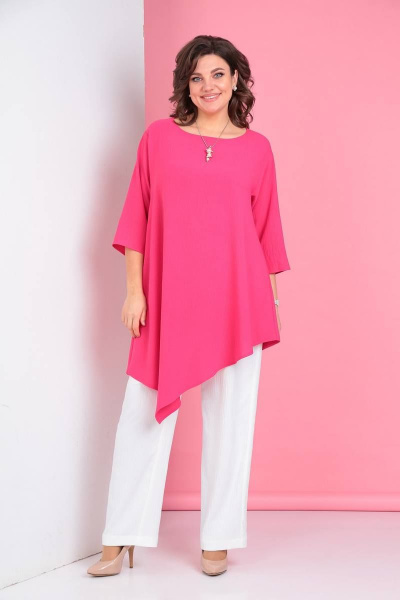 Летний комплект из свободной туники и прямых брюк LadisLine 1299 фуксия+белый - фото 1