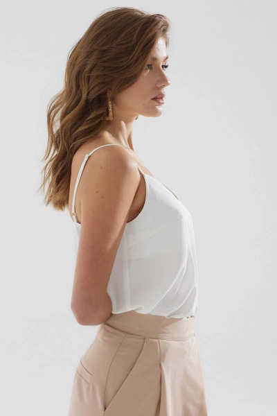Белый топ на бретелях с фигурным вырезом из струящейся ткани Lyushe 3379 - фото 4