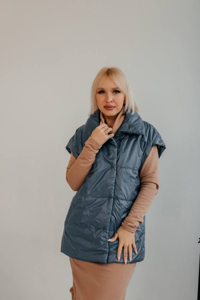 Синий стеганый жилет с капюшоном и утеплителем Стильная леди М-650 синий - фото 6