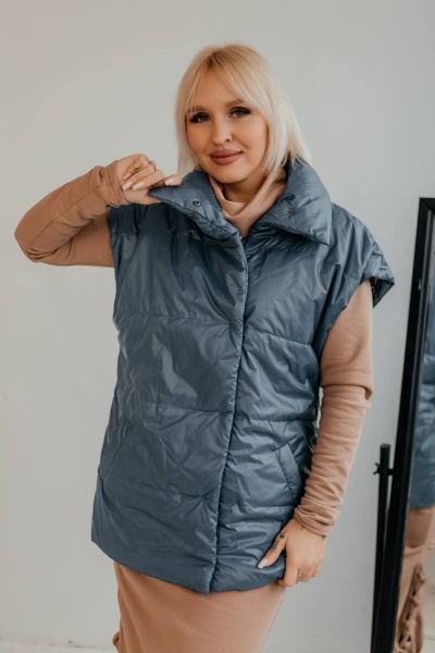 Синий стеганый жилет с капюшоном и утеплителем Стильная леди М-650 синий - фото 1