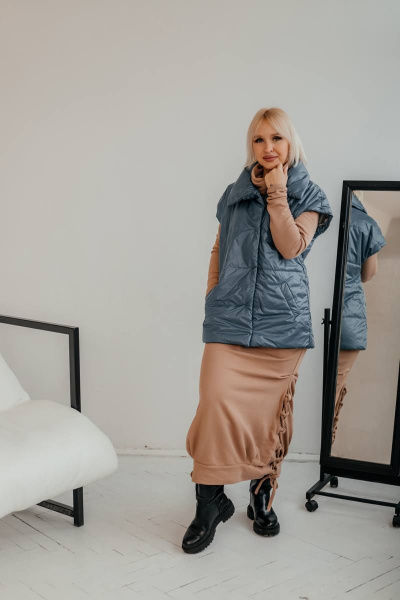 Синий стеганый жилет с капюшоном и утеплителем Стильная леди М-650 синий - фото 4