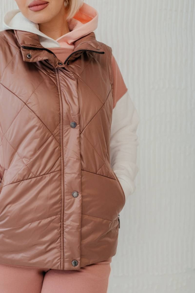 Коричневый жилет со стойкой и карманами на подкладке Стильная леди М-670 шоколад - фото 11