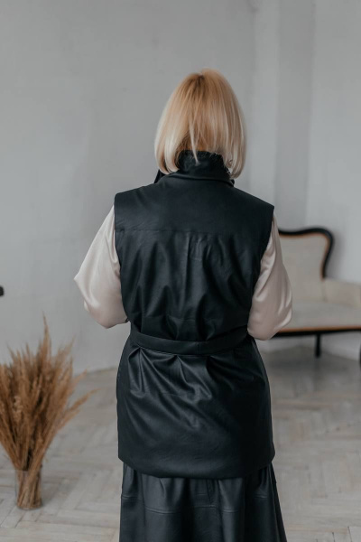 Черный экокожаный жилет с поясом и карманами Стильная леди М-677 черный - фото 7