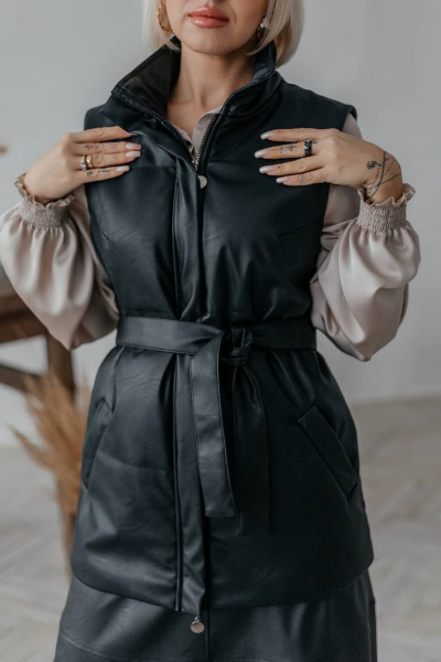 Черный экокожаный жилет с поясом и карманами Стильная леди М-677 черный - фото 5