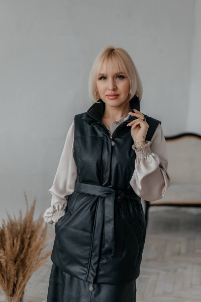 Черный экокожаный жилет с поясом и карманами Стильная леди М-677 черный - фото 3