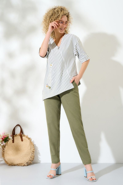 Льняной костюм из брюк и блузона с асимметричной молнией и карманами Euromoda 417 хаки-однотон - фото 5