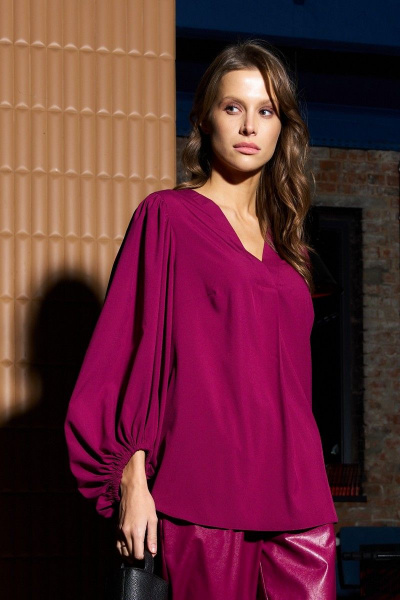 Розовая полуприлегающая блуза из текстиля с вытачкой и V-вырезом Anastasia 512 марсала - фото 3