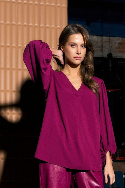 Розовая полуприлегающая блуза из текстиля с вытачкой и V-вырезом Anastasia 512 марсала - фото 2